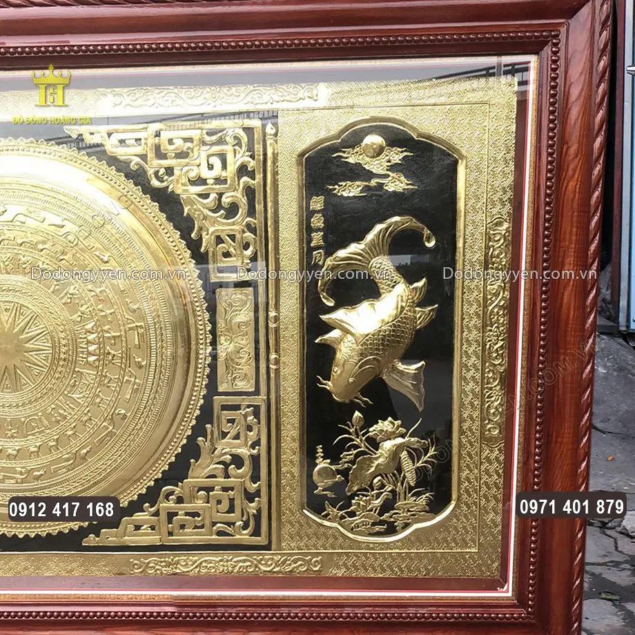 Nổi bật tr&ecirc;n nền sơn đen c&aacute;c họa tiết hoa văn được chạm th&uacute;c nổi sắc n&eacute;t